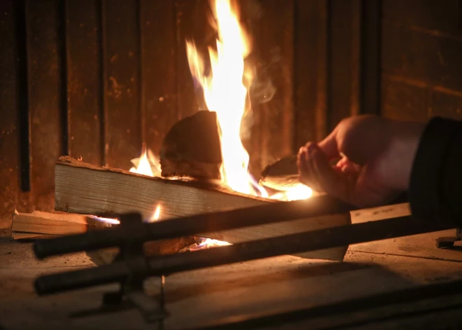 Briselē atkal spriež par malkas apkures ierobežošanu