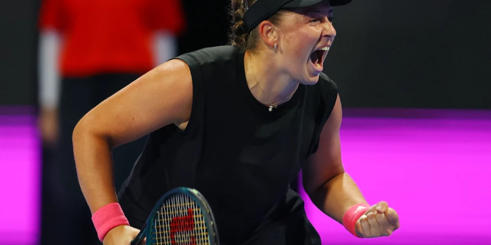 Tennis - Qatar Open - Khalifa International Tennis and Squash Complex, Doha, Qatar - February 14, 2025 Latvia's Jelena Ostapenko celebrates after winning her semi final match against Poland's Iga Swiatek REUTERS/Ibraheem Al Omari