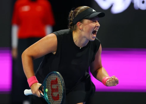 Tennis - Qatar Open - Khalifa International Tennis and Squash Complex, Doha, Qatar - February 14, 2025 Latvia's Jelena Ostapenko celebrates after winning her semi final match against Poland's Iga Swiatek REUTERS/Ibraheem Al Omari