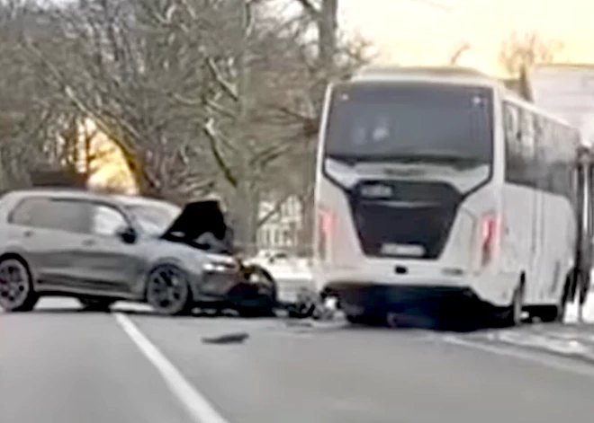 VIDEO: uz Valmieras šosejas autobuss frontāli sadūries ar "BMW" spēkratu