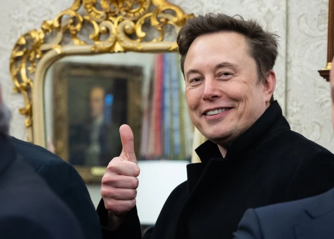 Īlons Masks guļ uz grīdas valdības birojā iepretim Baltajam namam un vēl 16 pārsteidzoši fakti – viņa "Tesla" tagad riņķo kosmosā!