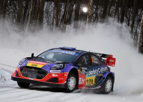 Latvijas rallija ekipāža ar pilotu Mārtiņu Sesku un stūrmani Renāru Franci sestdien pasaules rallija čempionāta (WRC) Zviedrijas rallija devītajā ātrumposmā tika pie astotā labākā laika un kopvērtējumā saglabāja septīto vietu.