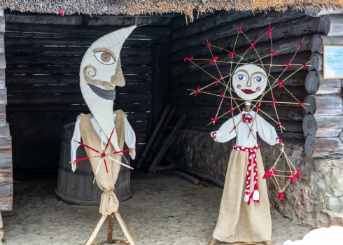 Laiks metas uz pavasari, tāpēc Metenis, Meteņi, Meteņdiena. Metenis agrāk zemniekiem ievadīja jaunu saimniecisko gadu, kad sākt gatavoties pavasara darbiem. 