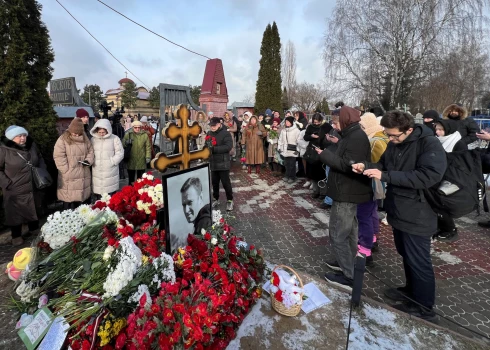 Pie Navaļnija kapa pulcējas simti cilvēku.