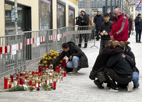 Ļaudis ar svecēm un ziediem piemin islāmista uzbrukuma upuri Fillahā