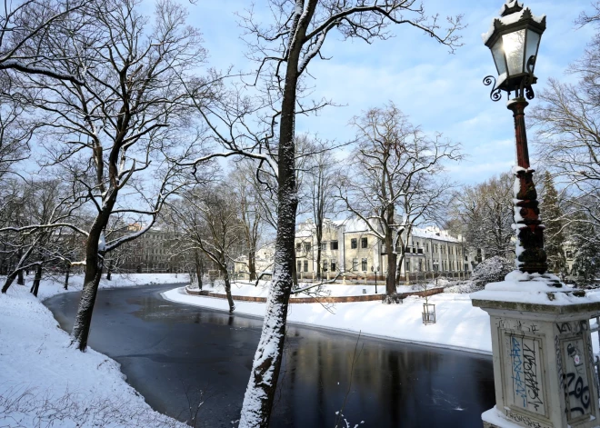 Rīgas pilsētas kanālā zem ledus pakļuvis cilvēks