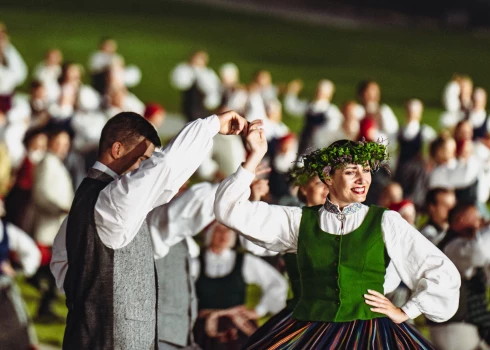 Pasākumam pieteikušies arī Lietuvas kolektīvi, kas apņēmušies iemācīties latviešu tautas dejas.