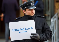 Vācijas armijas Bundesvēra biedrs Minhenes drošības konferencē Minhenē, Vācijā, 2025. gada 15. februārī, tur zīmi, kas informē par pusdienām ar Ukrainas prezidentu.