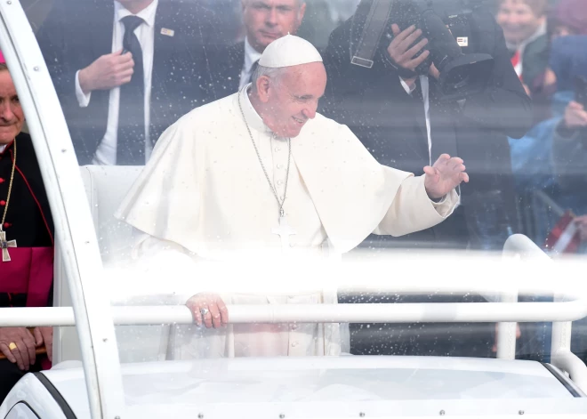 Vatikāns: pāvesta Franciska veselības stāvoklis ir stabils, taču infekcija prasa ilgāku ārstēšanos