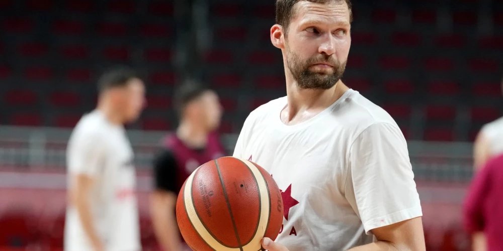 Strēlnieks uz jautājumu par karjeras beigām izlasē atbild izvairīgi.