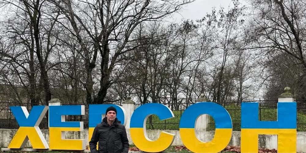 Franču psihologs un analītiķis Patriks Fors Ukrainā pavadījis 12 mēnešus, tai skaitā četrus - frontes karstajā zonā: Zaporižjā, Harkivā, Kramatorskā un Hersonā. 