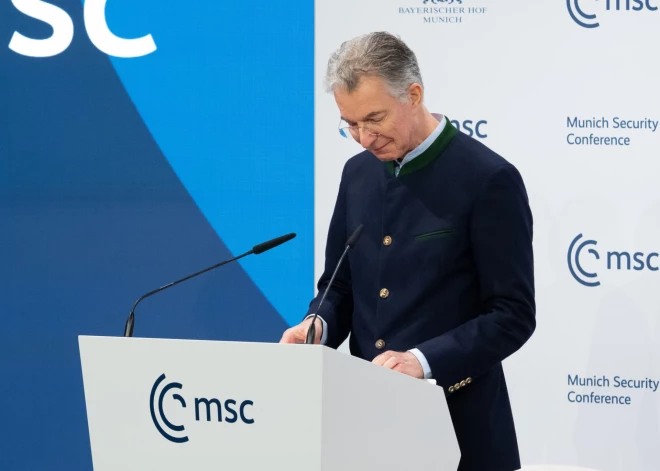 Aizlūst balss un sariešas asaras: soctīklos plaši apspriež Minhenes drošības konferences priekšsēdētāja runu, bet nav tā, kā izskatās