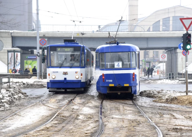 Rīgas centrā trīs līdzīgas zādzības: sievietēm no rokām izrautas somiņas ar personīgajām mantām un naudu