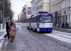 Viņa iekāpa vecā tramvaja otrajā vagonā, jo tas bija tukšāks, taču jau uzreiz pēc tam viņai kļuva skaidrs, kāpēc. Skats viņu nepatīkami pārsteidza.