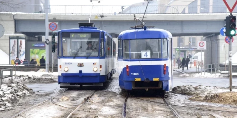 Имеющаяся в настоящее время в распоряжении полиции информация свидетельствует, что трое совершили оба ограбления на улице 13 Января, тогда как ограбление на Рижском Центральном рынке подозреваемая женщина, вероятно, совершила одна.