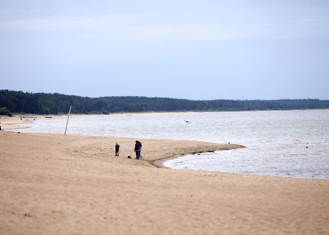 Берет пожилых под руку и ведет на прогулку вдоль моря! Физиотерапевт Алисе Петерсоне: "В природе человека заложена лень"