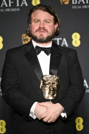 Filmas režisors Breidijs Korbets BAFTA balvu pasniegšanas ceremonijā.