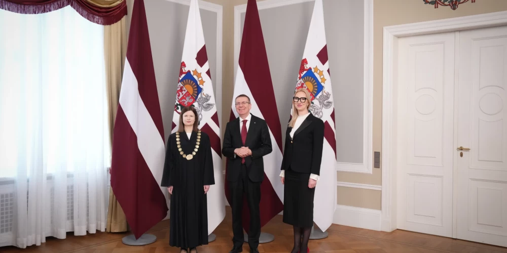 Tiesnese Ilze Butkus, Valsts prezidents Edgars Rinkēvičs un Tieslietu ministrijas parlamentārā sekretāre Lauma Čebotarenoka-Paegļkalna.