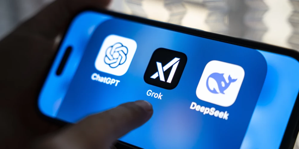 Mākslīgā intelekta čatbotu "Grok", "ChatGPT", "Deepseek" lietotņu ikonas iPhone ekrānā