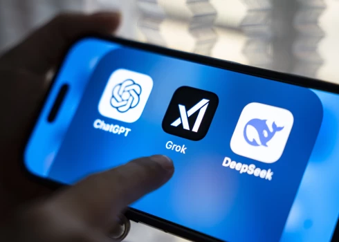 Mākslīgā intelekta čatbotu "Grok", "ChatGPT", "Deepseek" lietotņu ikonas iPhone ekrānā