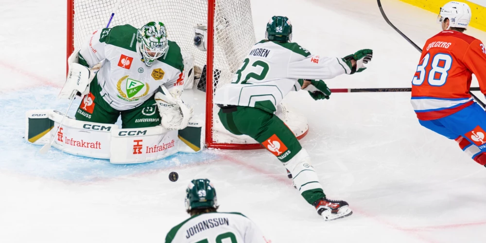 Rūdolfs Balcers (sarkanā formā ar 38. numuru) bija lielisks Čempionu līgas finālāBalcers ZSC Lions plays the puck in front of the goal of 33 Maxime Legace Farjestad 32 Magnus Nygren Farjestad ineffective Photo by Andreas Haas dieBildmanufaktur