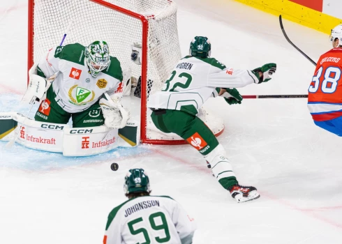 Rūdolfs Balcers (sarkanā formā ar 38. numuru) bija lielisks Čempionu līgas finālāBalcers ZSC Lions plays the puck in front of the goal of 33 Maxime Legace Farjestad 32 Magnus Nygren Farjestad ineffective Photo by Andreas Haas dieBildmanufaktur