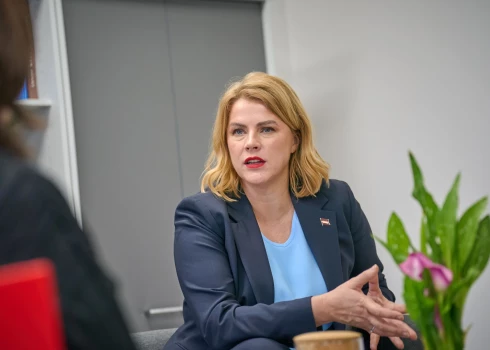 Premjere Evika Siliņa sprieda, ka ir jārunā, vai būtu nepieciešams veidot "tādu kā valstu koalīciju", kas spēj, var un grib nodrošināt miera uzturēšanu Ukrainā.