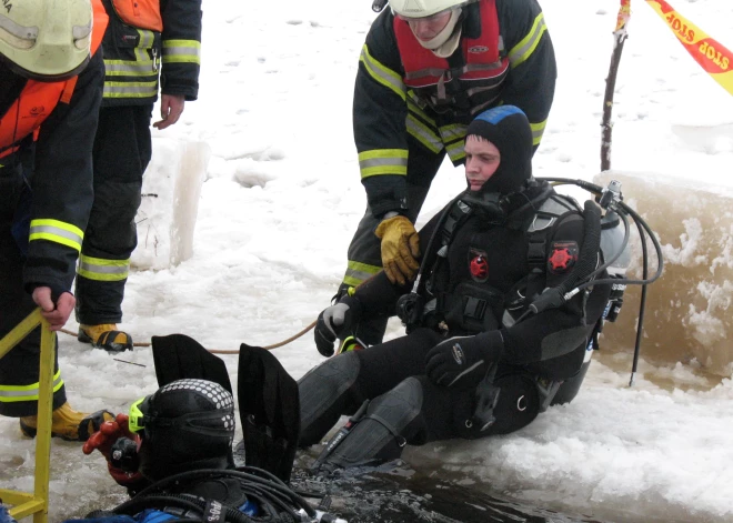 В Елгаве спасатели почти километр несли утонувшего мужчину к медикам