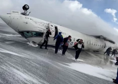 Passengers leave a Delta Air Lines CRJ-900 jet after it crashed on landing at Toronto Pearson International Airport in Mississauga, Ontario, Canada February 17, 2025 in a still image from video.  Peter Koukov/Handout via REUTERS  THIS IMAGE HAS BEEN SUPPLIED BY A THIRD PARTY