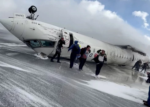 Passengers leave a Delta Air Lines CRJ-900 jet after it crashed on landing at Toronto Pearson International Airport in Mississauga, Ontario, Canada February 17, 2025 in a still image from video.  Peter Koukov/Handout via REUTERS  THIS IMAGE HAS BEEN SUPPLIED BY A THIRD PARTY