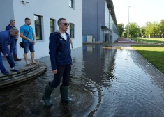 Valsts prezidents Edgars Rinkēvičs (centrā) apmeklē Jelgavas Valsts ģimnāziju, kur iepazīstās ar 29. jūlija vētras postījumiem.