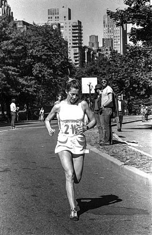 1966. gadā amerikāņu skrējēja Bobija Gibba Bostonas maratonā piedalījās slepus, jo organizatori bija viņas dalību noraidījuši, apgalvojot, ka sievietes nav fizioloģiski spējīgas veikt 42 kilometrus.