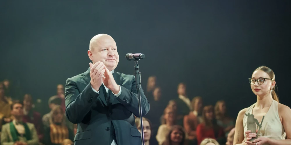 Kad Dailes teātrī krāšņā ceremonijā kinoļaudīm tika pasniegtas "Lielā Kristapa" statuetes, aktiera Ģirta Ķestera uzkāpšanu uz skatuves publika ne tikai sagaidīja ar ovācijām, bet arī skatīja ar neviltotām bažām un satraukumu, vai laureātam viss labi ar veselību.