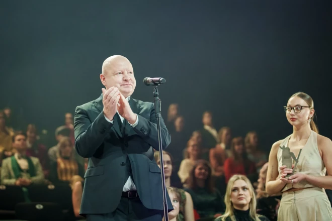 Kad Dailes teātrī krāšņā ceremonijā kinoļaudīm tika pasniegtas "Lielā Kristapa" statuetes, aktiera Ģirta Ķestera uzkāpšanu uz skatuves publika ne tikai sagaidīja ar ovācijām, bet arī skatīja ar neviltotām bažām un satraukumu, vai laureātam viss labi ar veselību.