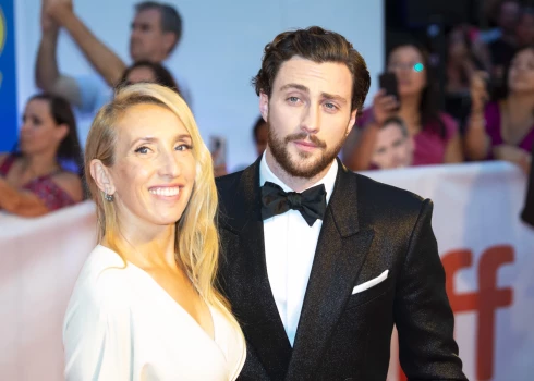 Ārons Teilors-Džonsons jau vairākus gadus ir precējies ar britu mākslinieci un režisori Semu Teilori-Džonsoni.