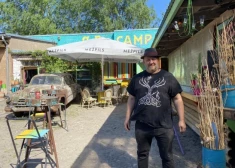 Rokmūziķis un uzņēmējs Luijs Fonteins savos privātajos apartamentos "Gipsy Camp".