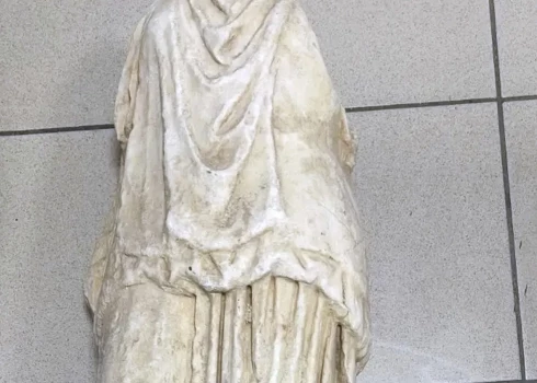 Policijas attēls. Atrastā 2000 gadus vecā statuja. 
