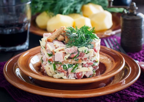 Pupiņu un šķiņķa salāti