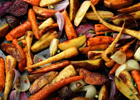 Krāsnī cepti dārzeņi ar kļavu sīrupu un kanēli