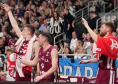 Mūsējie vadībā! Latvijas basketbolisti pēc pirmā puslaika uzvar pašreizējo čempioni Spāniju EČ kvalifikācijas turnīra spēlē Rīgā