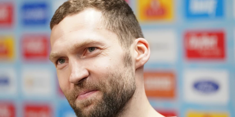 Latvijas vīriešu basketbola izlases spēlētājs Jānis Strēlnieks