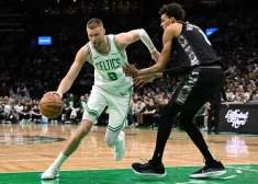 Bostonas "Celtics" zvaigzne Kristaps Porziņģis pret Sanantonio "Spurs" zvaigzni Viktoru Vembanjamu (foto: Scanpix / USA TODAY Sports via Reuters Connect)