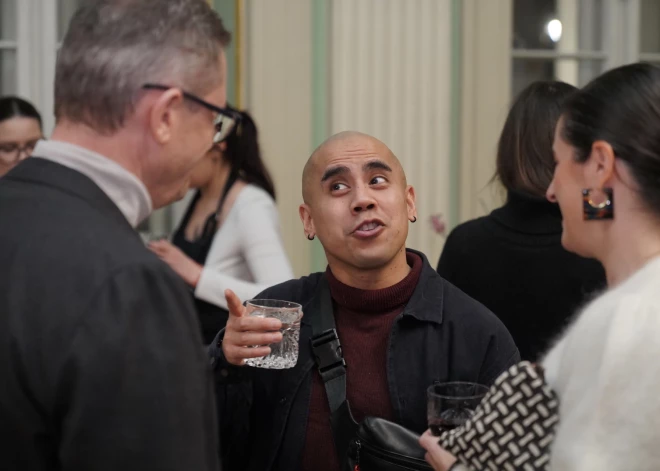 Mākslas baudītāji ierodas uz pasaulslavenā britu horeogrāfa Akrama Hāna dejas izrādi “Chotto Desh” Latvijas Nacionālajā teātrī (foto: Mārtiņš Ziders)