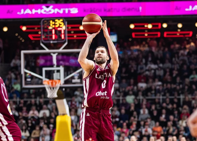 Jānis Strēlnieks atvadās ar ovācijām. Emocijām bagātā vakarā Latvijas izlase izrēķinās ar Eiropas čempioni basketbolā