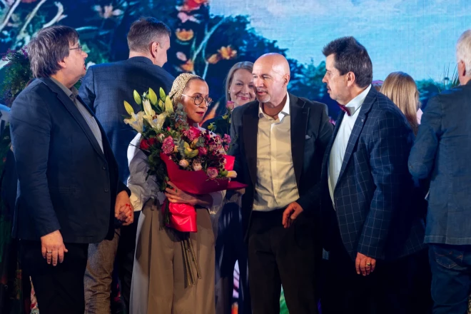 “Jā, šī ir pasaka, skaista, muzikāla un laimīga pasaka bērniem”, stāsta režisore Rēzija Kalniņa, “bet mūsu sniegumā tā emocionāli uzrunā arī pieaugušos.