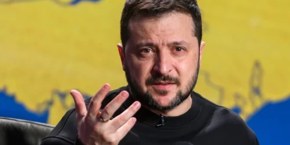 Ukrainas prezidents Volodimirs Zelenskis dokumentu pirmo versiju neparakstīja, norādot, ka piedāvātajā līgumā nekas nebija minēts par drošības garantijām, ko Ukraina ar ASV bija apspriedusi.