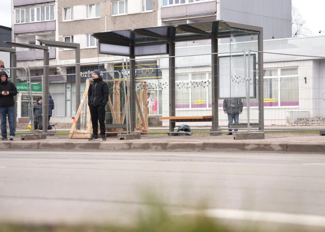 В Риге продолжается установка остановочных навесов общественного транспорта единого дизайна, и в настоящее время в городе уже установлен 21 комплект таких навесов.