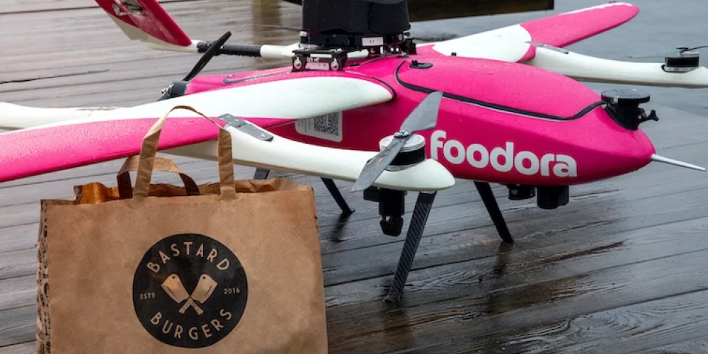 "Tele2" un foodora ievieš dronu piegādes.