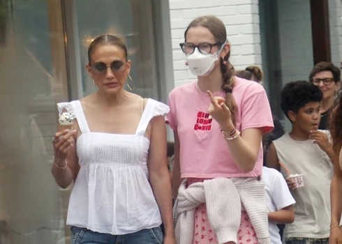 Дженнифер Лопес и Вайолет Аффлек проводят время вместе.