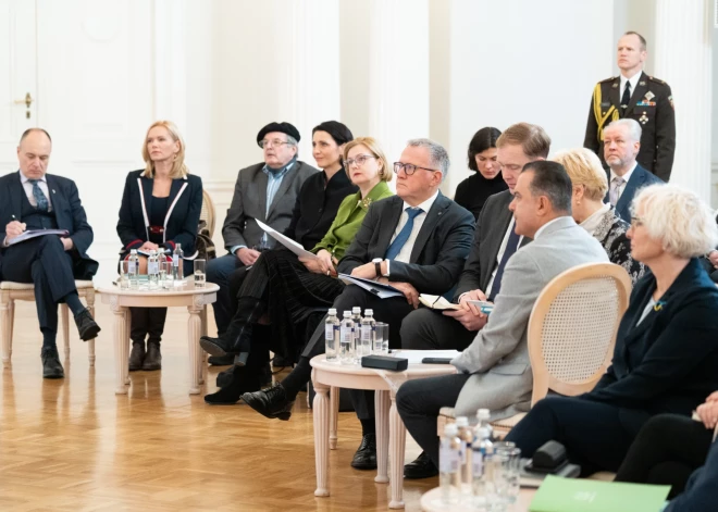 20250221 Rīga. Latvija. Valsts prezidens Edgars Rinkēvičs. Valsts prezidenta Edgara Rinkēviča tikšanās ar demogrāfiskās politikas veidotājiem un ekspertiem Rīgas pilī. Sarunā aicināti piedalīties Saeimas frakciju un atbildīgo komisiju pārstāvji, ministri, pārstāvji no Centrālās statistikas pārvaldes un Pilsonības un migrāciju lietu pārvaldes. Tāpat uz sarunu aicināti valdības sociālo partneru – LPS, LDDK, LBAS - pārstāvji, kā arī tirgus un sabiedriskās domas pētījumu centra SKDS pārstāvis, nevalstiskās organizācijas ģimeņu labklājības jomā un demogrāfijas pētnieki un eksperti. Foto Ilmārs Znotiņš